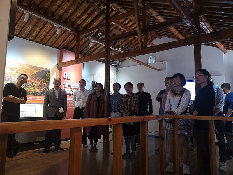 區(qū)城建投黨支部開展革命傳統(tǒng)教育“緬懷先烈、重溫誓詞”主題黨日活動