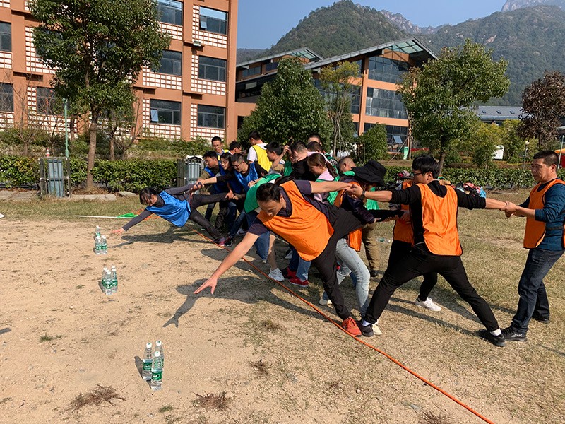 不忘初心、繼續(xù)前行、同心同行、勇攀高峰——屯溪城建投公司開展“不忘初心、牢記使命”主題教育素質拓展訓練