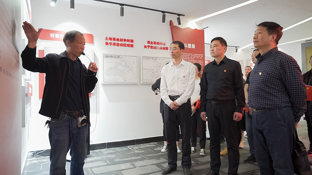 屯溪區(qū)國(guó)投集團(tuán)開展學(xué)黨史、祭英烈主題黨日活動(dòng)