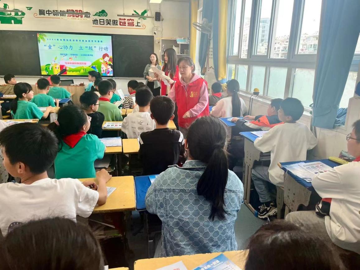 “攜手共筑美好家園”——開展垃圾分類宣傳、小區(qū)衛(wèi)生整治志愿者活動