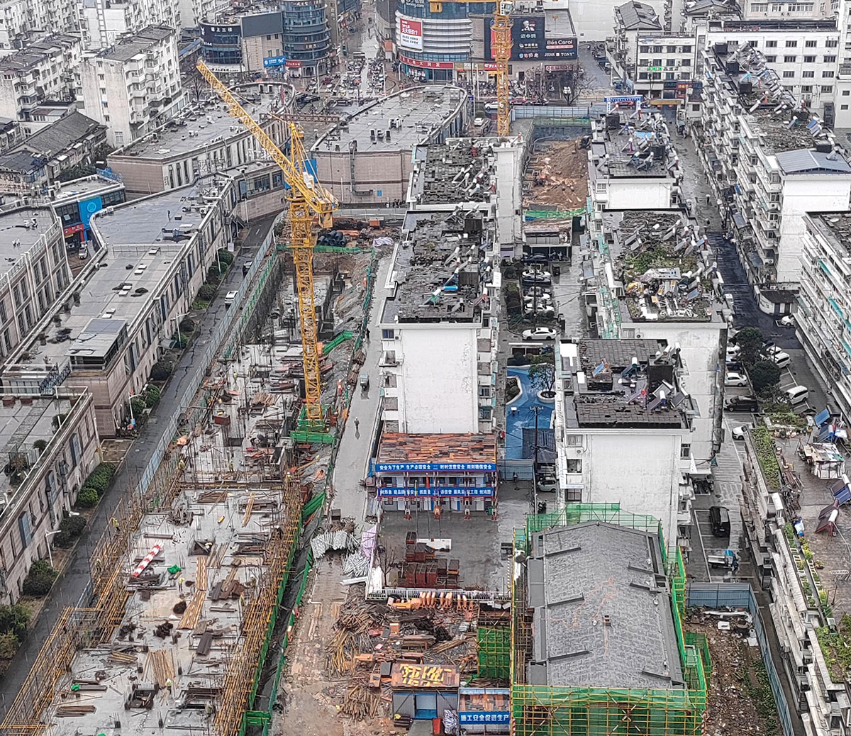 新躍小區(qū)危舊房改造項目——克服不利天氣，高效有序推進