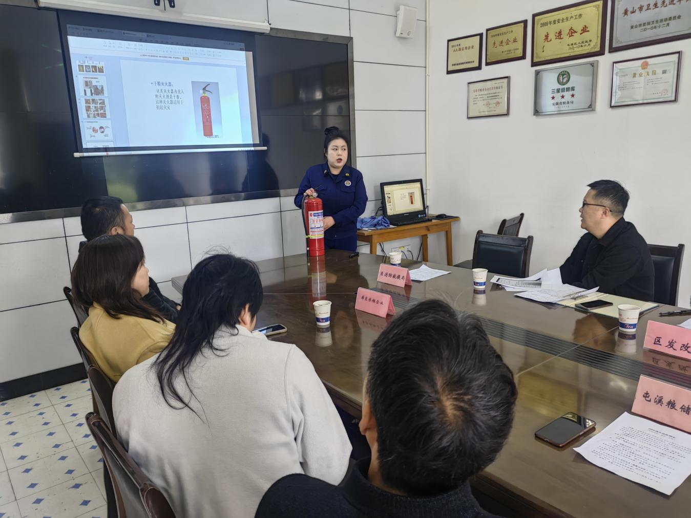 屯溪區(qū)糧儲公司：積極參加消防逃生專項演練，共筑春季火災(zāi)防線